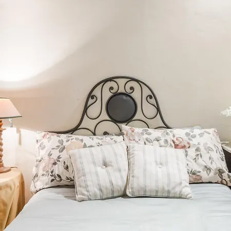 Citrus Charm Farmhouse, A Country With Pool Villa *